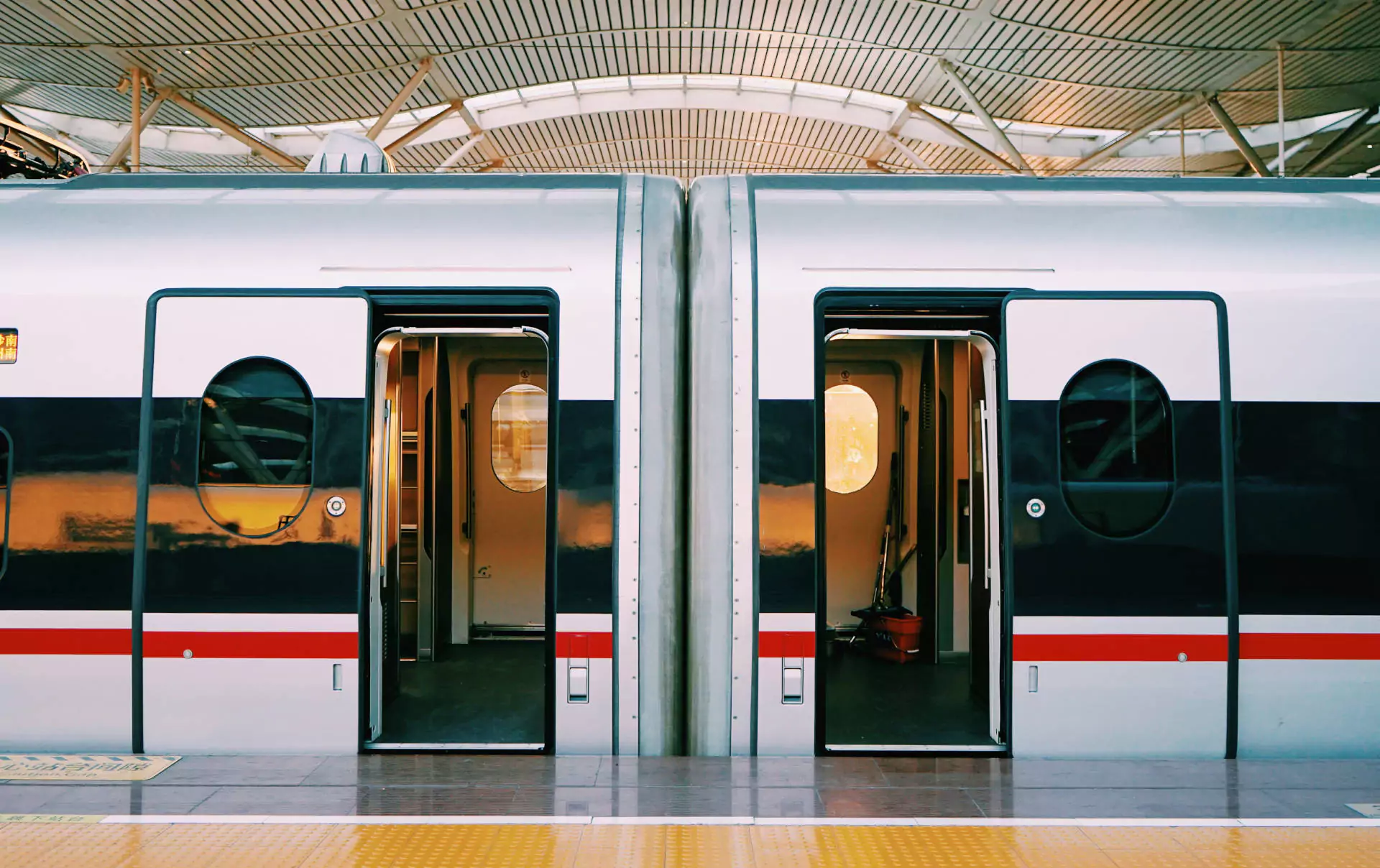 Gabriela Voss; Bahn; Bahnhof; Reise; Zug